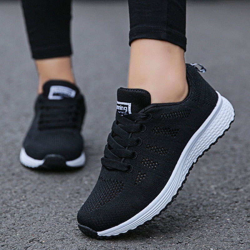 Leichte, atmungsaktive Damen Sneakers, modisches Design, extra große Sohle, ideal für Alltag und Sport, stilvoller Look.