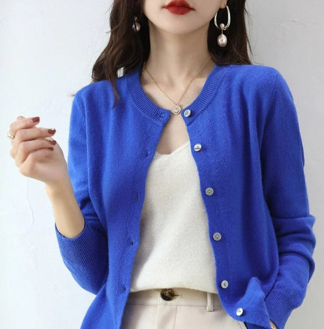 Leichte Damen-Strickjacke für den Frühling, dünner Cardigan, elegant, über Kleid oder Jeans tragbar, in sanften Farben.