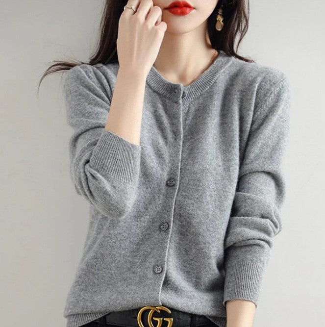 Leichte Damen-Strickjacke für den Frühling, dünner Cardigan, elegant, über Kleid oder Jeans tragbar, in sanften Farben.