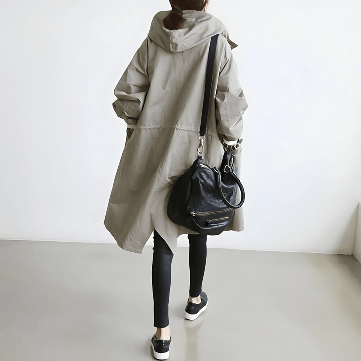 Leichte Damenjacke mit Kapuze, atmungsaktiv, vielseitiges Design, ideal für wechselhaftes Wetter und Freizeitaktivitäten.