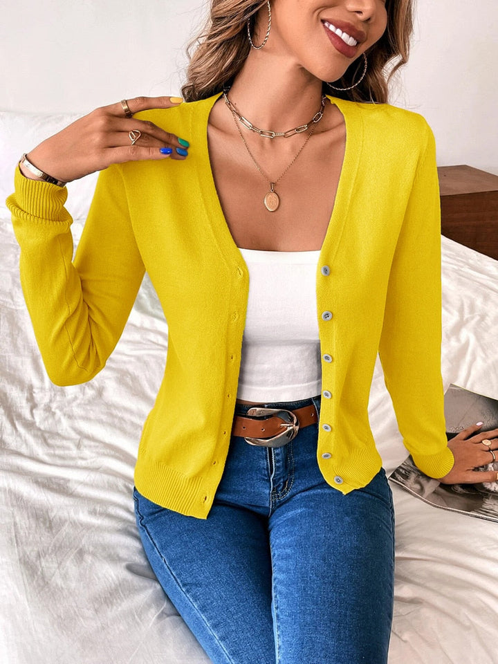 Leichte elegante Damen Strickjacke mit V-Ausschnitt, ideal für Frühling; in Beige, Blau, Erbsengrün und anderen Farben.