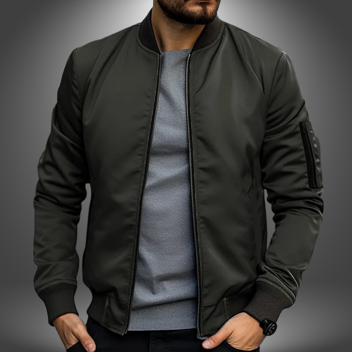 "Leichte, wetterfeste Herren Übergangsjacke, handgefertigt, zeitloses Design, atmungsaktiv, mit funktionalen Taschen."