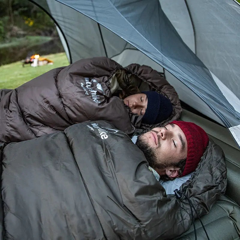 "Leichter Schlafsack für Camping, isoliert, atmungsaktiv, ideal für kühle Nächte, outdoor-geeignet, kompakt verstaubar."
