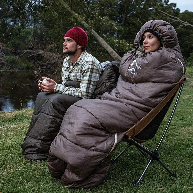 "Leichter Schlafsack für Camping, isoliert, atmungsaktiv, ideal für kühle Nächte, outdoor-geeignet, kompakt verstaubar."
