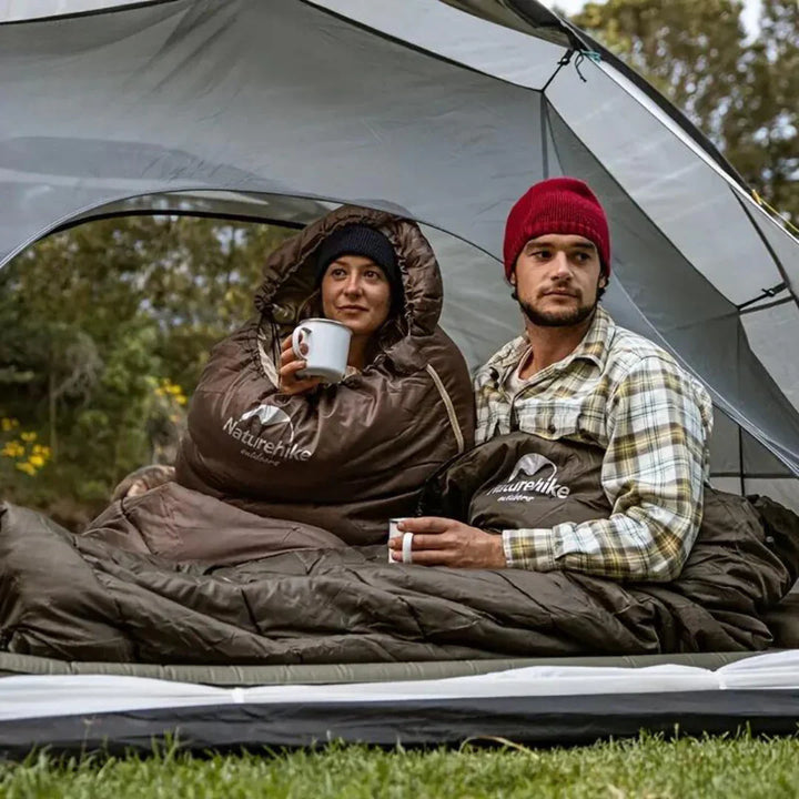 "Leichter Schlafsack für Camping, isoliert, atmungsaktiv, ideal für kühle Nächte, outdoor-geeignet, kompakt verstaubar."