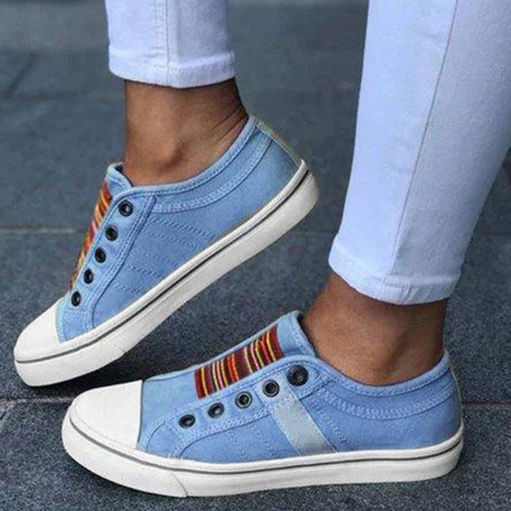 Leichter Sneaker für Damen mit atmungsaktivem Obermaterial und gepolsterter Sohle, ideal für Frühlingstage.