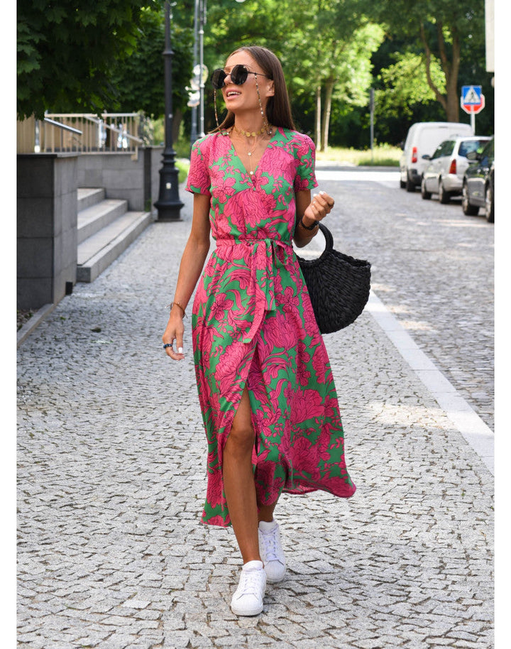 Leichtes, elegantes Sommerkleid für Damen mit frischen Farben und vielseitigem Design; ideal für warme Tage.