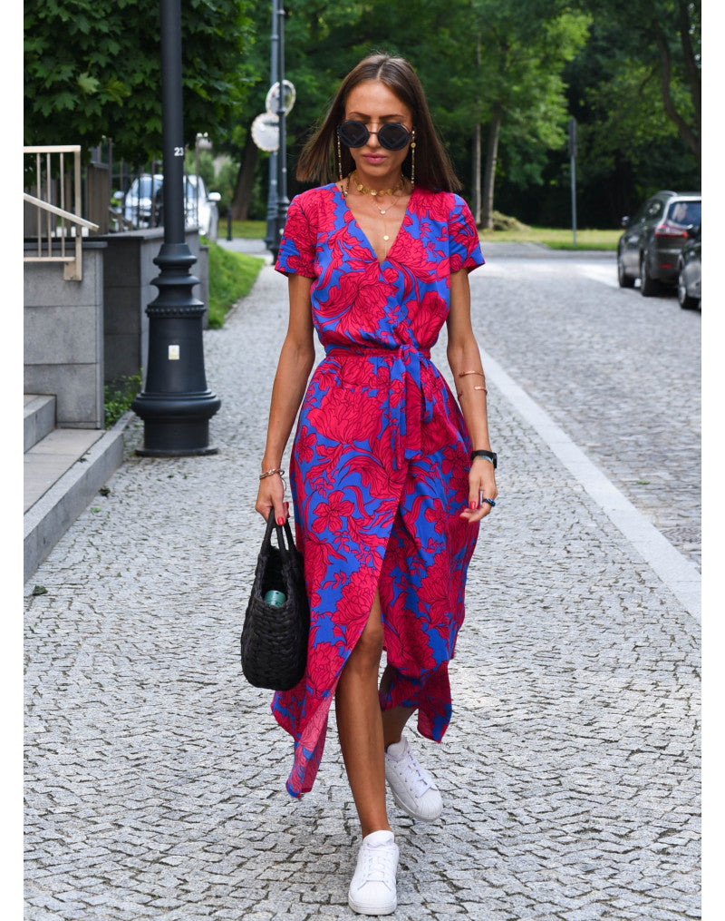 Leichtes, elegantes Sommerkleid für Damen mit frischen Farben und vielseitigem Design; ideal für warme Tage.