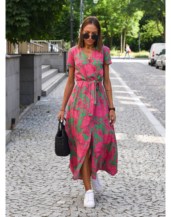 Leichtes, elegantes Sommerkleid für Damen mit frischen Farben und vielseitigem Design; ideal für warme Tage.