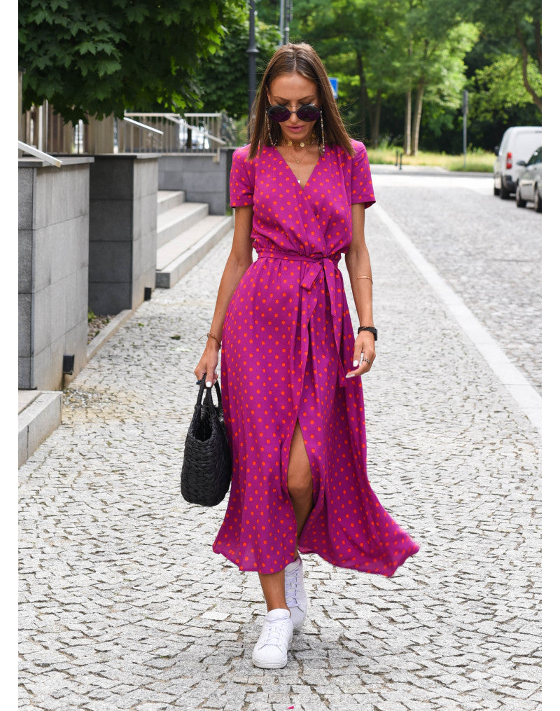 Leichtes, elegantes Sommerkleid für Damen mit frischen Farben und vielseitigem Design; ideal für warme Tage.