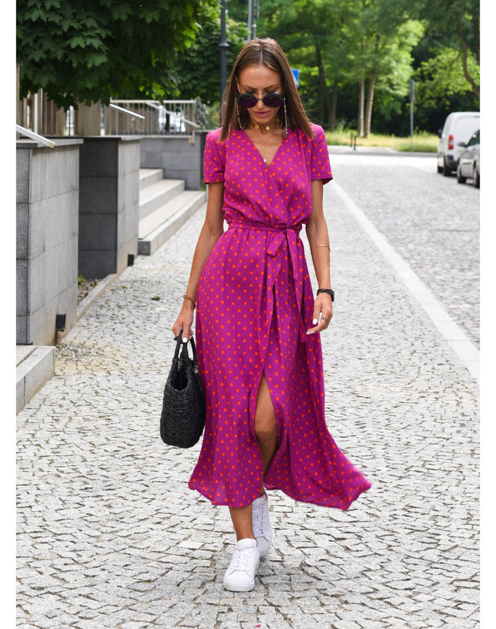 Leichtes, elegantes Sommerkleid für Damen mit frischen Farben und vielseitigem Design; ideal für warme Tage.