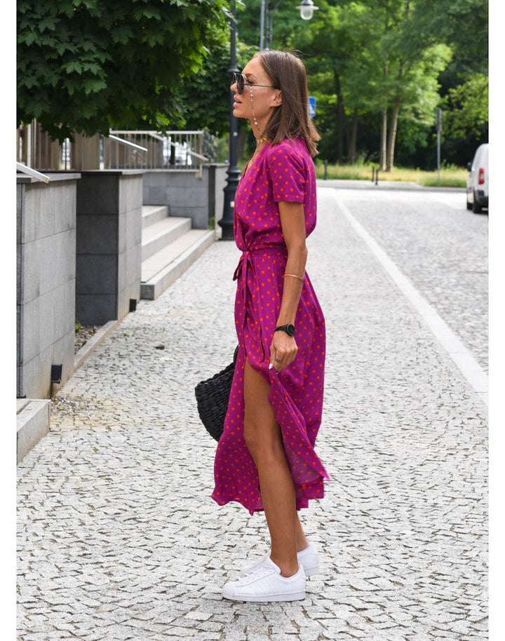 Leichtes, elegantes Sommerkleid für Damen mit frischen Farben und vielseitigem Design; ideal für warme Tage.