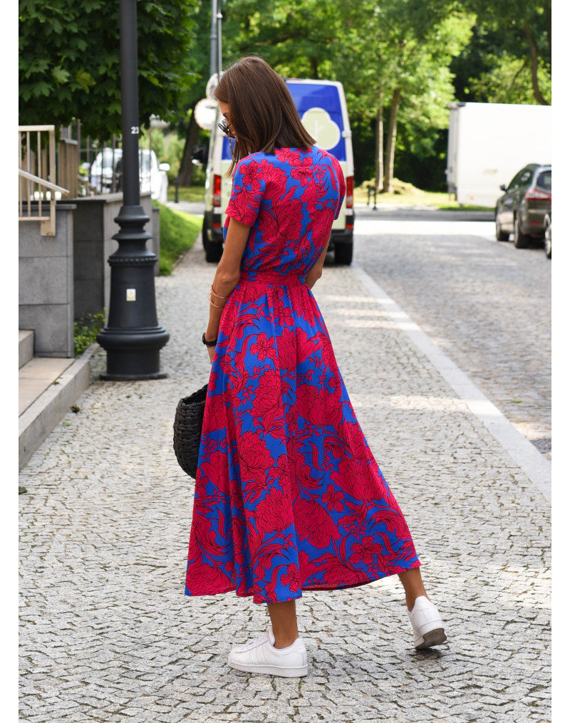 Leichtes, elegantes Sommerkleid für Damen mit frischen Farben und vielseitigem Design; ideal für warme Tage.