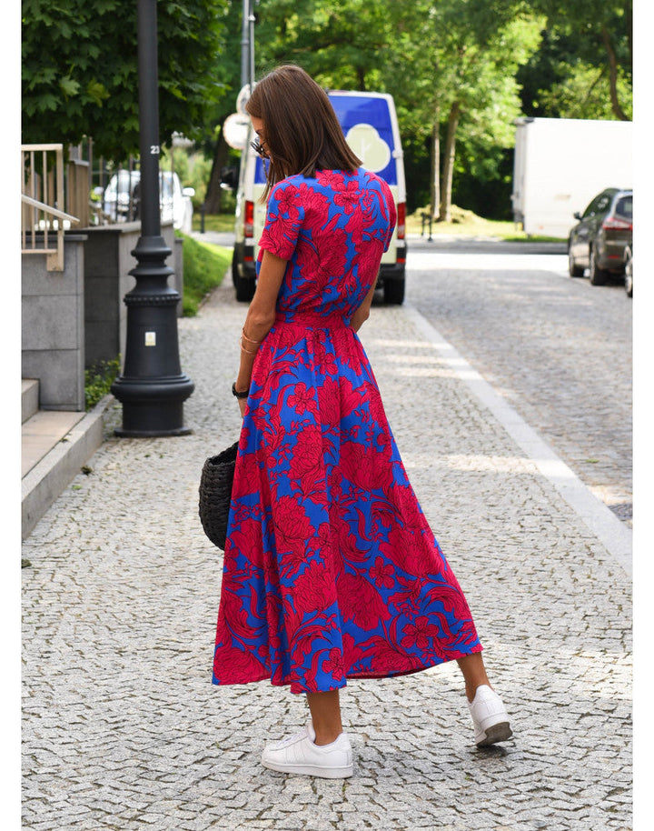 Leichtes, elegantes Sommerkleid für Damen mit frischen Farben und vielseitigem Design; ideal für warme Tage.