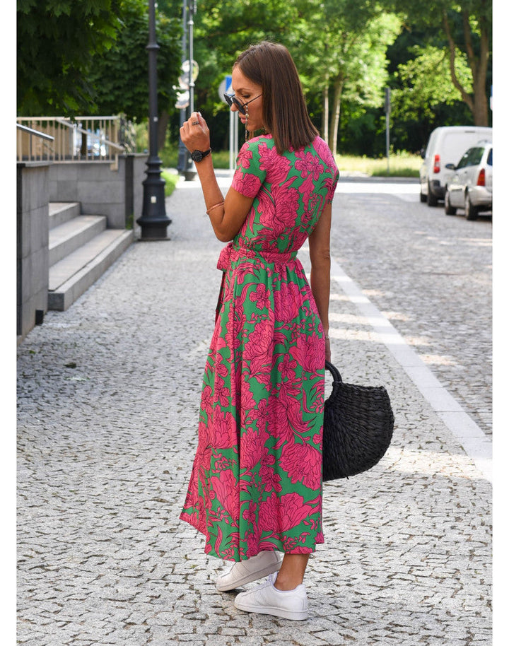 Leichtes, elegantes Sommerkleid für Damen mit frischen Farben und vielseitigem Design; ideal für warme Tage.