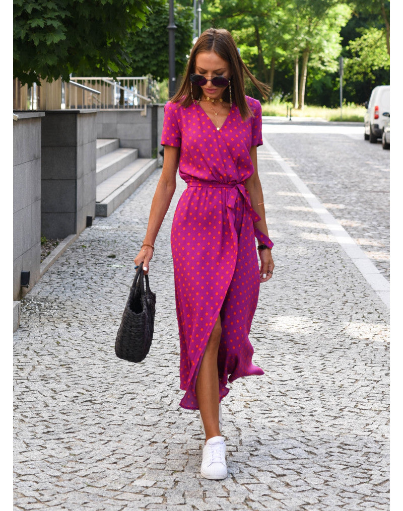Leichtes, elegantes Sommerkleid für Damen mit frischen Farben und vielseitigem Design; ideal für warme Tage.