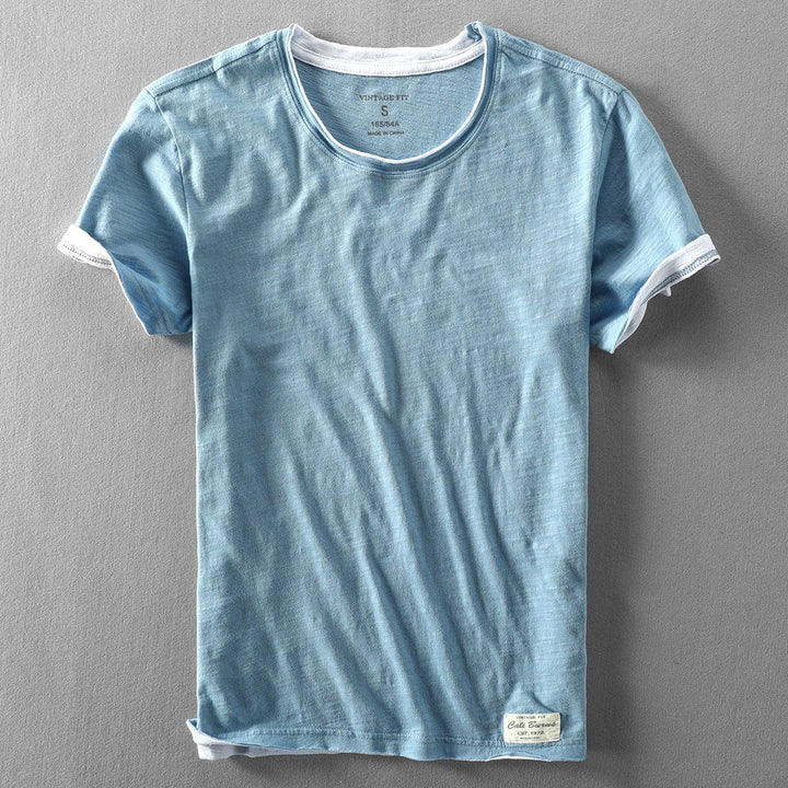 Leichtes Herren T-Shirt in Weiß, weiches Material, kurze Ärmel, perfekt für Sommermode und vielseitige Anlässe.