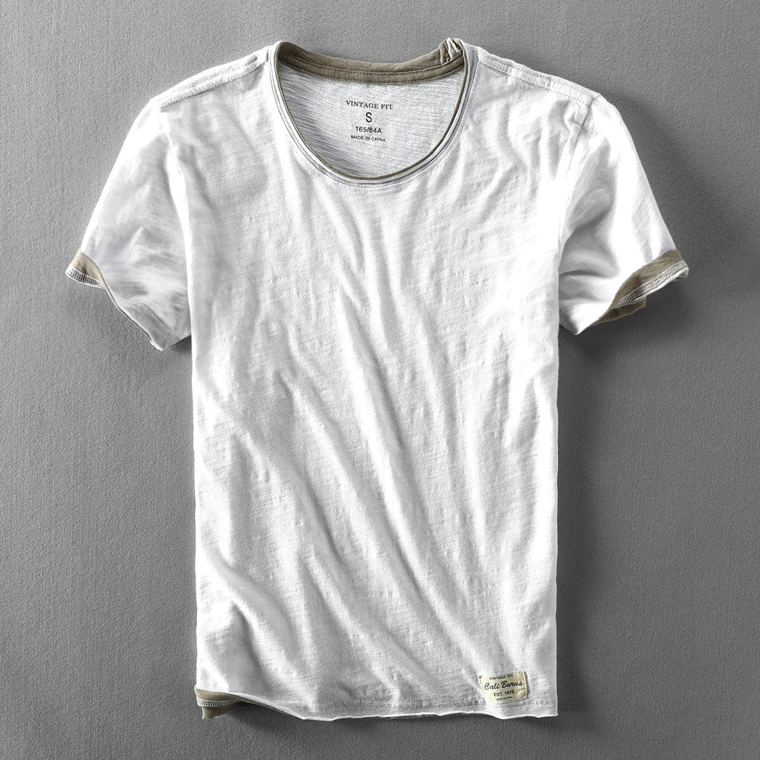Leichtes Herren T-Shirt in Weiß, weiches Material, kurze Ärmel, perfekt für Sommermode und vielseitige Anlässe.