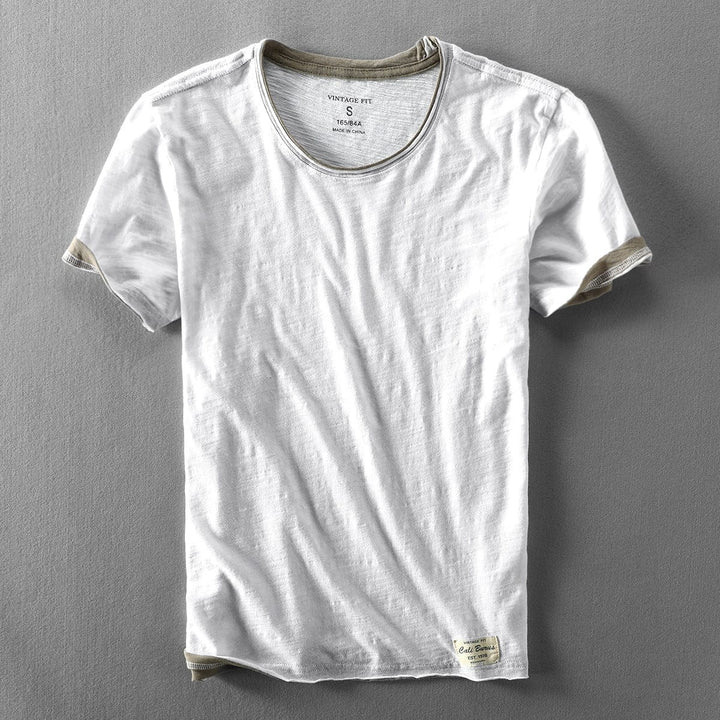 Leichtes Herren T-Shirt in Weiß, weiches Material, kurze Ärmel, perfekt für Sommermode und vielseitige Anlässe.