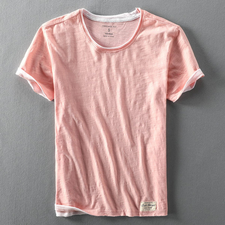 Leichtes Herren T-Shirt in Weiß, weiches Material, kurze Ärmel, perfekt für Sommermode und vielseitige Anlässe.