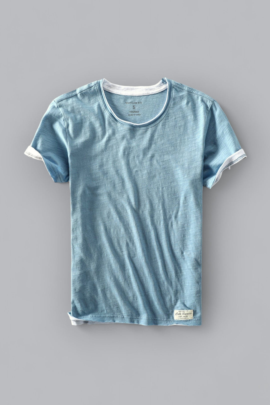 Leichtes Herren T-Shirt in Weiß, weiches Material, kurze Ärmel, perfekt für Sommermode und vielseitige Anlässe.