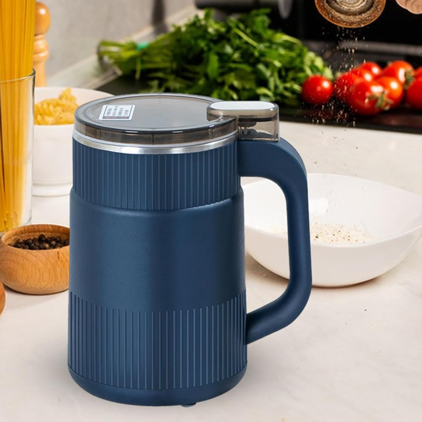 "Leistungsstarke Getreidemühle aus Edelstahl, mahlt Körner zu feinem Mehl, mit modernem Design, ideal für die Küche."