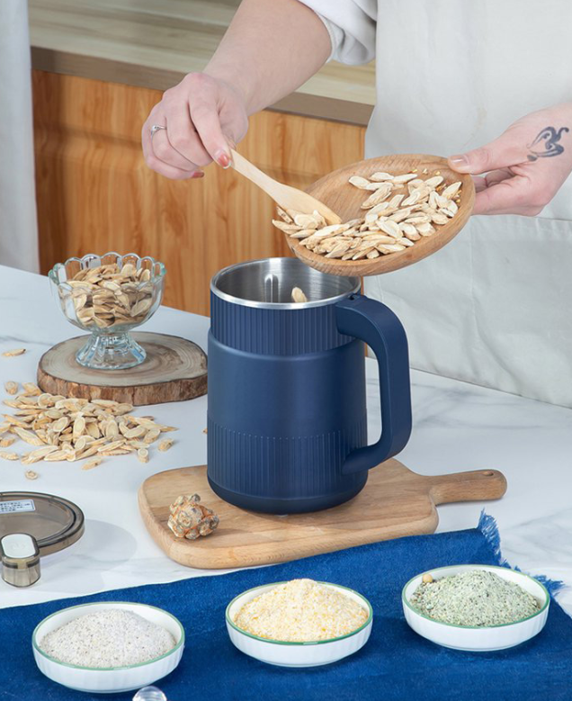 "Leistungsstarke Getreidemühle aus Edelstahl, mahlt Körner zu feinem Mehl, mit modernem Design, ideal für die Küche."