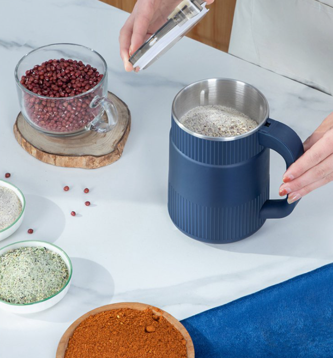 "Leistungsstarke Getreidemühle aus Edelstahl, mahlt Körner zu feinem Mehl, mit modernem Design, ideal für die Küche."