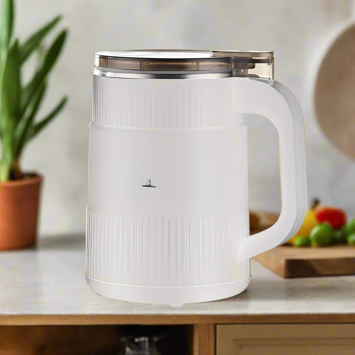 "Leistungsstarke Getreidemühle aus Edelstahl, mahlt Körner zu feinem Mehl, mit modernem Design, ideal für die Küche."
