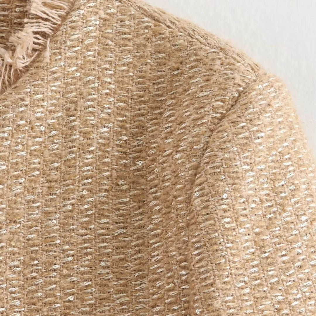 "Lena Tweedjacke für Damen, strukturiert mit Golddetails, ideal für elegantes Auftreten, komfortabel und vielseitig."
