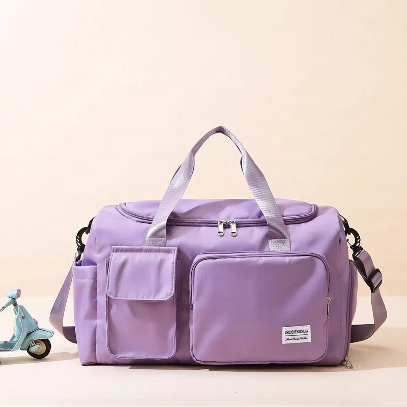 "Lila Damen-Reisetasche mit Schuhfach und mehreren Taschen, ideal für Reisen und Sport, robust und wasserdicht."