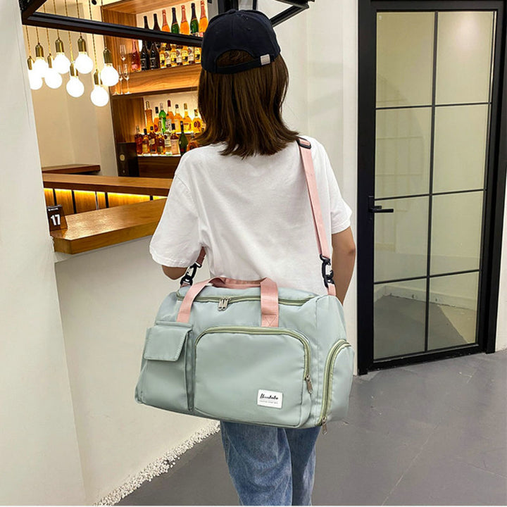 "Lila Damen-Reisetasche mit Schuhfach und mehreren Taschen, ideal für Reisen und Sport, robust und wasserdicht."