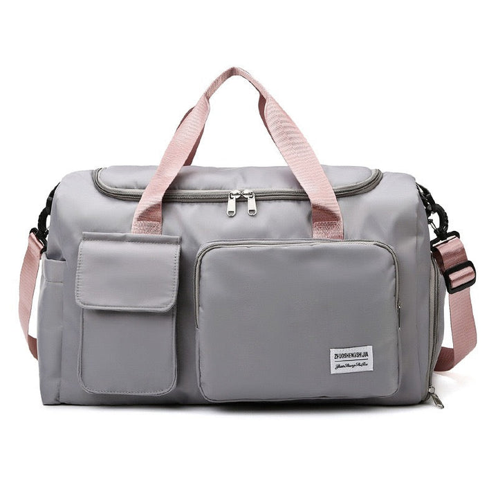 "Lila Damen-Reisetasche mit Schuhfach und mehreren Taschen, ideal für Reisen und Sport, robust und wasserdicht."