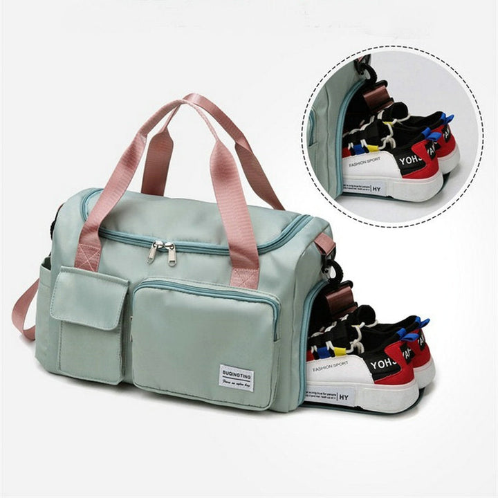 "Lila Damen-Reisetasche mit Schuhfach und mehreren Taschen, ideal für Reisen und Sport, robust und wasserdicht."