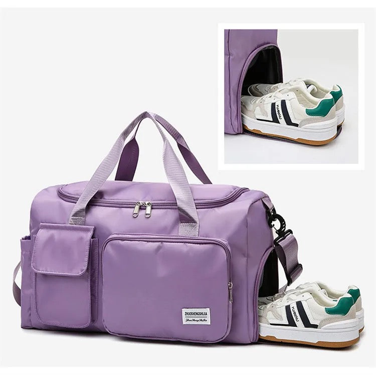 "Lila Damen-Reisetasche mit Schuhfach und mehreren Taschen, ideal für Reisen und Sport, robust und wasserdicht."
