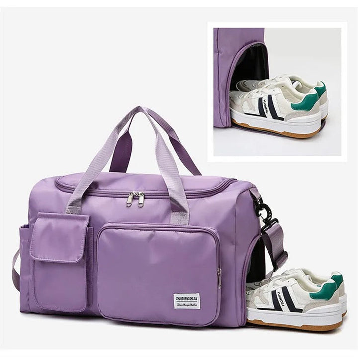 "Lila Damen-Reisetasche mit Schuhfach und mehreren Taschen, ideal für Reisen und Sport, robust und wasserdicht."