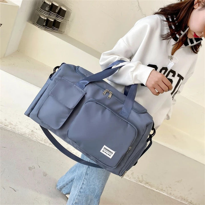 "Lila Damen-Reisetasche mit Schuhfach und mehreren Taschen, ideal für Reisen und Sport, robust und wasserdicht."