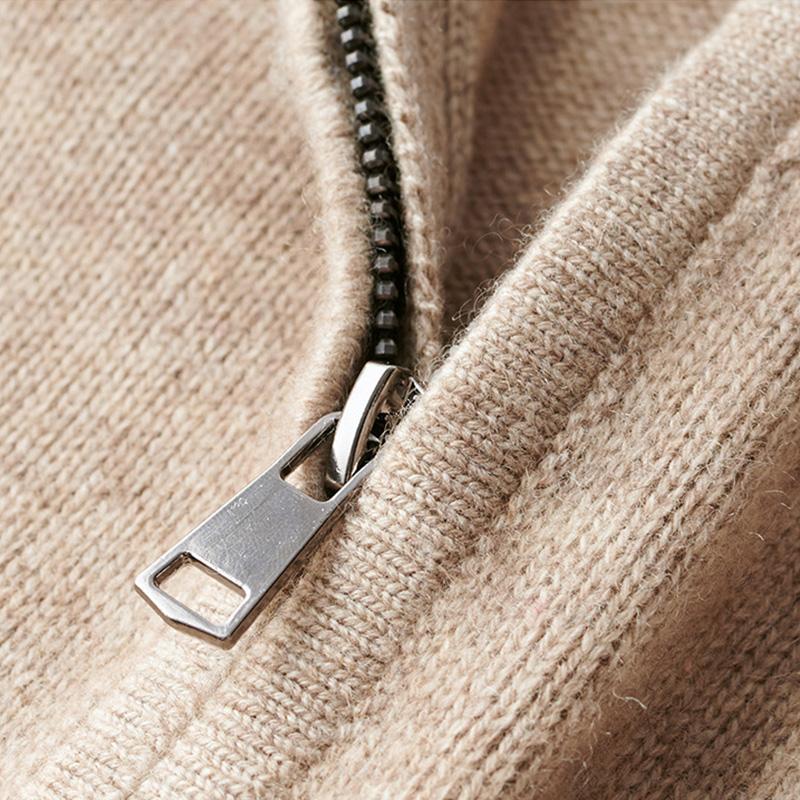 "Locker geschnittener Zip-Pullover für Herren mit Reißverschluss, in Beige, ideal für Komfort und stilvollen Look."