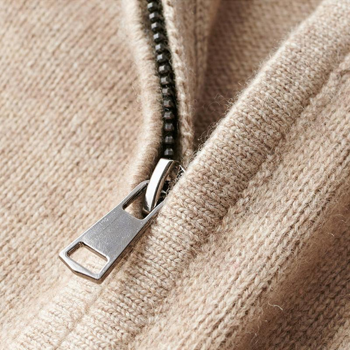 "Locker geschnittener Zip-Pullover für Herren mit Reißverschluss, in Beige, ideal für Komfort und stilvollen Look."