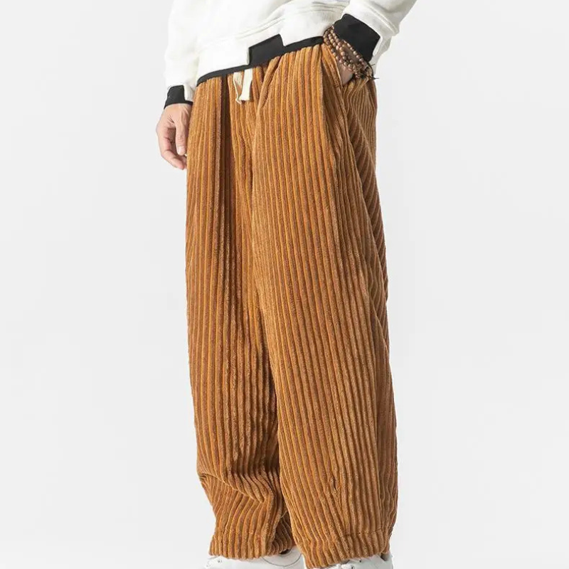 "Lockere Cordhose für Herren, beige, mit klassischem Schnitt und hohem Komfort für stilvolle Eleganz in jeder Situation."