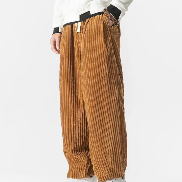 "Lockere Cordhose für Herren, beige, mit klassischem Schnitt und hohem Komfort für stilvolle Eleganz in jeder Situation."