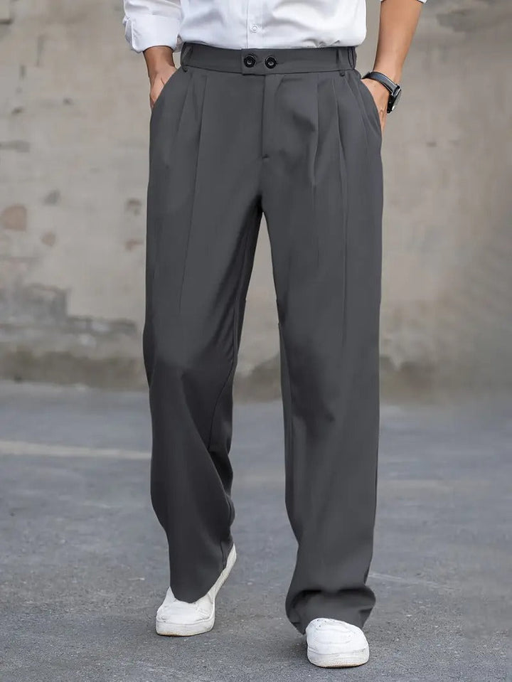 Lockere Herrenhose, atmungsaktiv, in verschiedenen Farben. Weiches Gewebe, ideal für Komfort und Stil bei kühlem Wetter.