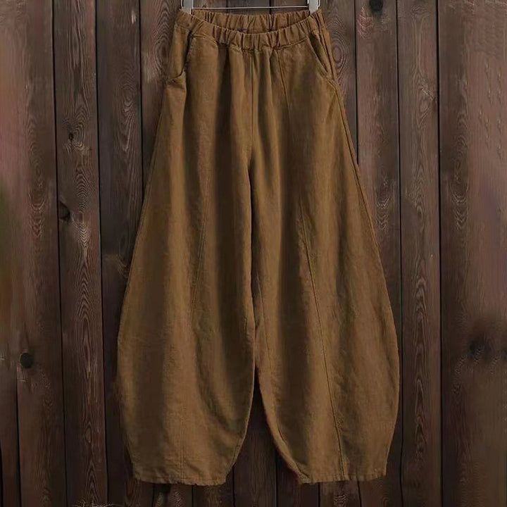"Luftige Damenhose, weit geschnitten, mit elastischem Bund und Seitentaschen, aus atmungsaktiver, weicher Baumwolle."