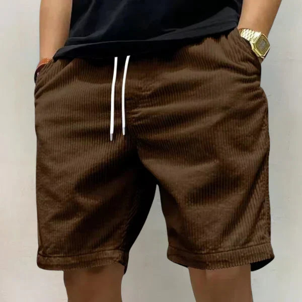 "Luftige Herren Sommer Shorts hellgrau mit elastischem Bund, Kordelzug und Seitentaschen, aus atmungsaktivem Stoff."