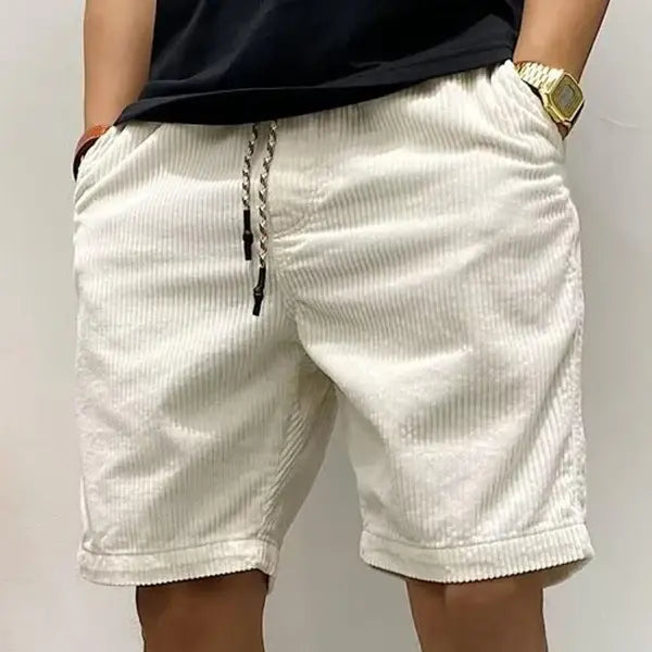 "Luftige Herren Sommer Shorts hellgrau mit elastischem Bund, Kordelzug und Seitentaschen, aus atmungsaktivem Stoff."