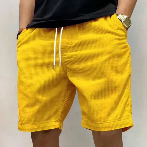 "Luftige Herren Sommer Shorts hellgrau mit elastischem Bund, Kordelzug und Seitentaschen, aus atmungsaktivem Stoff."