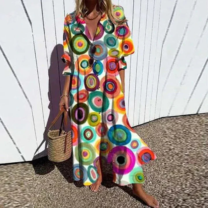 "Luftiges Boho-Maxikleid mit V-Ausschnitt, bunte Muster, ideal für Sommer, vielseitig und bequem für jeden Anlass."
