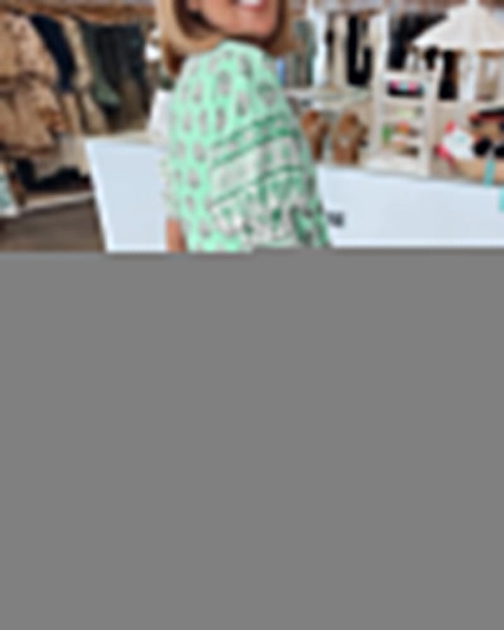 "Luftiges Damen Sommerkleid in sanftem Farbton, eleganter Schnitt, ideal für warme Tage, vielseitig kombinierbar."