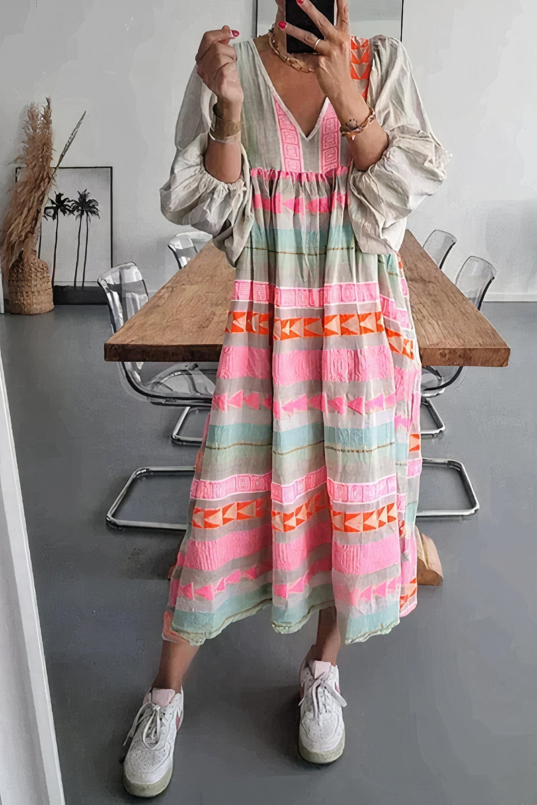 Luftiges, elegantes Damen-Sommerkleid in lebhaften Farben, ideal für Strandtage und warme Sommertage.