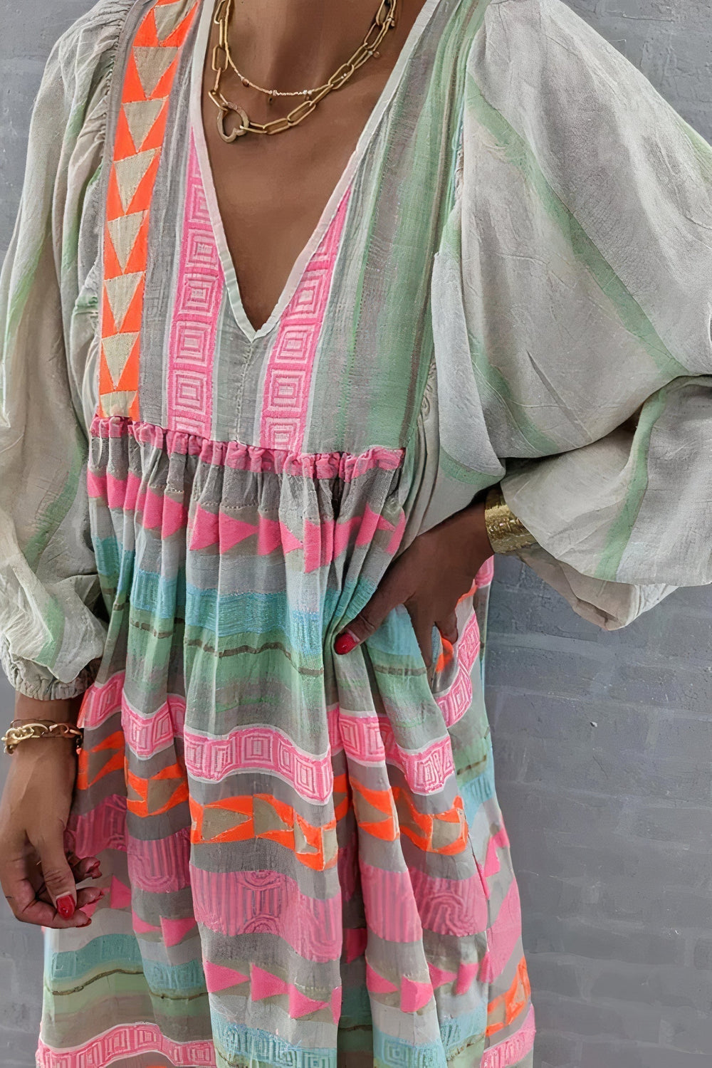 Luftiges, elegantes Damen-Sommerkleid in lebhaften Farben, ideal für Strandtage und warme Sommertage.